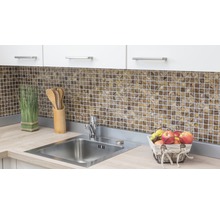 Küchenspüle mit Armatur und Mosaikfliesen