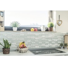 Küchenszene mit Mosaikfliesen, Pflanzen und Obst