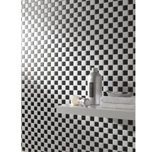 Wandgestaltung mit Mosaikfliesen in Schachbrettmuster und Badaccessoires auf Ablage