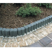 Garten mit Rasenkantensteinen und Pflastersteinen