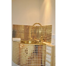 Badezimmer Waschbecken mit Mosaikfliesen und Armatur
