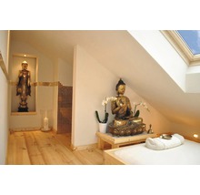 Innenraum mit Buddhastatuen, Massageliege und Holzboden