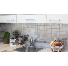 Küchenszene mit Spüle, Armatur, Fliesen und Dekorationen