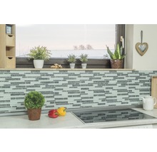 Küchenszene mit Mosaikfliesenwand, Topfpflanzen und Gemüse