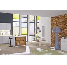 Modernes Interieur mit Küche, Essbereich und Plissees an den Fenstern für Sicht- und Sonnenschutz.