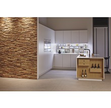 Moderne Küche mit weißen Schränken, Kochinsel und Holzwand