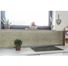 Küchenszene mit Mosaikfliesenwand und Dekorationen