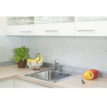 Küchenszene mit Spüle, Armatur, Mosaikfliesen und Lebensmitteln