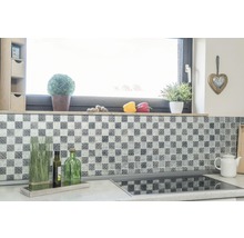 Küchenszene mit Mosaikfliesenwand, Dekoration und Kochfeld