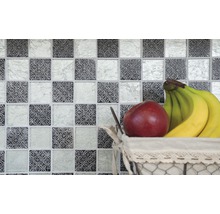 Mosaikfliesen mit geometrischen Mustern in einem Schachbrettmuster