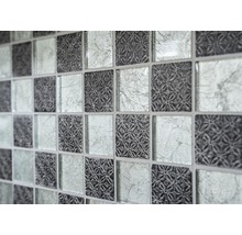 Quadratische Glasmosaikfliesen mit Muster