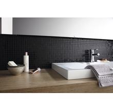 Modernes Badezimmer mit Aufsatzwaschbecken, Armatur, Handtuch und Mosaikfliesen