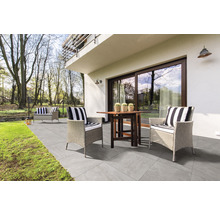 Terrasse mit Gartenmöbeln und grauen Terrassenplatten