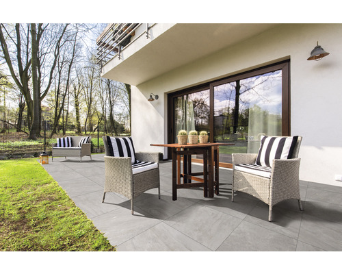 Terrasse mit Gartenmöbeln und grauen Terrassenplatten