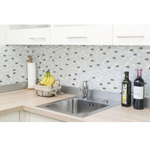 Küchenszene mit Spüle, Armatur, Mosaikfliesen und Arbeitsplatte