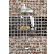 Duschregal mit Shampoo, Tube, Schwamm und Abzieher an Mosaikwand