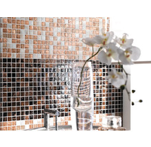 Wandgestaltung mit Mosaikfliesen und Blumenvase