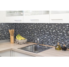Küchenspüle mit Mosaikfliesen-Wand und Küchenutensilien