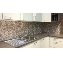 Küchenspüle mit Mosaikfliesen an der Wand