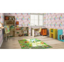 Kinderzimmer mit gemusterter Tapete, Regal, Schreibtisch und Spielteppich