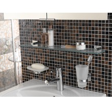 Badezimmer Waschbecken mit Armatur, Seifenschale, Zahnputzbecher und Glasablage mit diversen Badartikeln