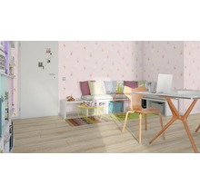 Helles Arbeitszimmer mit Schreibtisch, Stuhl und rosa Tapete mit Feenmotiven