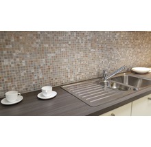 Küchenszene mit Spüle, Armatur und Mosaikfliesen