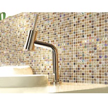 Badezimmer mit Mosaikfliesen und Waschbeckenarmatur