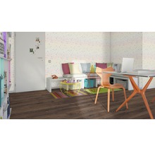 Wohnzimmer mit Laminatboden, Schreibtisch und Sitzgelegenheit