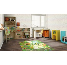 Kinderzimmer mit Schreibtisch, Regalen und einem Spielteppich mit Straßenmuster