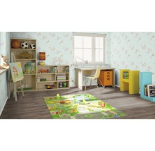 Kinderzimmer mit Möbeln, Spielzeug und Teppich mit Straßenmuster