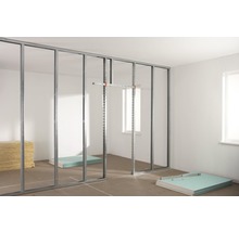 Innenraum mit Metallständerkonstruktion für Trockenbau, Dämmmaterial und Gipskartonplatten