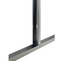 Detailaufnahme eines Metallständerprofils und einer Metallschiene für den Trockenbau