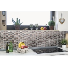 Küchenrückwand mit Mosaikfliesen und Dekorationselementen