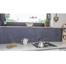 Küchenszene mit Mosaikfliesen, Teekanne und Wasserkocher