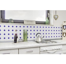 Küchenszene mit Fliesen, Kochfeld, Ofen, Weinflasche und Dekoration