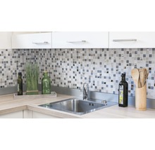 Küchenspüle mit Armatur in einer hellen Küche mit Mosaikfliesen