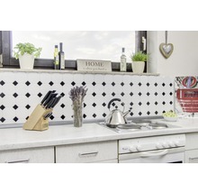 Küchenszene mit Kochfeld, Wasserkocher, Messerblock und Dekoration