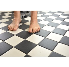 Schachbrettmuster Bodenfliesen mit Füßen