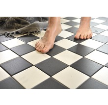 Verlegung aus Bodenfliesen in Schachbrettmuster mit Fuß