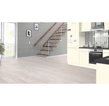 Heller Raum mit Treppe, Tür und Küchenzeile