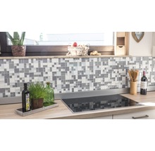 Küchenszene mit Mosaikfliesen an der Wand und Kochfeld auf der Arbeitsplatte.