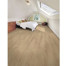 Heller Dachbodenraum mit Laminatboden, Bett, Kommode und Dachfenster.