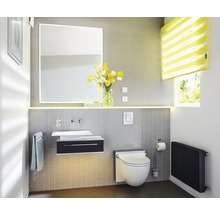 Modernes Badezimmer mit Waschtisch, Spiegel, Toilette und Heizkörper.