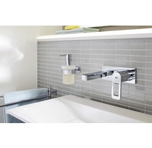 Modernes Badezimmer mit Aufsatzwaschbecken, Armatur, Seifenspender und Handtuchhalter