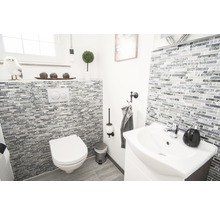 Helles Badezimmer mit Toilette, Waschbecken und Mosaikfliesen