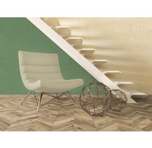 Szene mit Sessel, Metallkugeln und Treppe