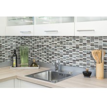 Küchenspüle mit Mosaikfliesen-Wand, Küchenutensilien und Dekoration