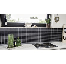 Küchenszene mit schwarzen Fliesen an der Wand