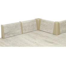 Sockelleisten mit passenden Abschlüssen an einer Ecke